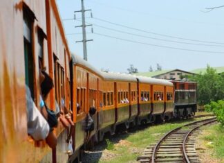 2017-2018 회계연도 기차 사고 증가 260405-Old-Yangon-circular-train