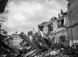 미얀마 양곤 지진 피해 발생 damaged buildings in city