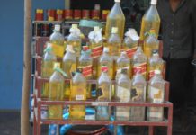 미얀마 전력에너지부, 무면허 주유소 및 길거리 판매상 1월말까지 폐쇄 경고 길거리에서 페트병에 판매하고 있는 무허가 석유