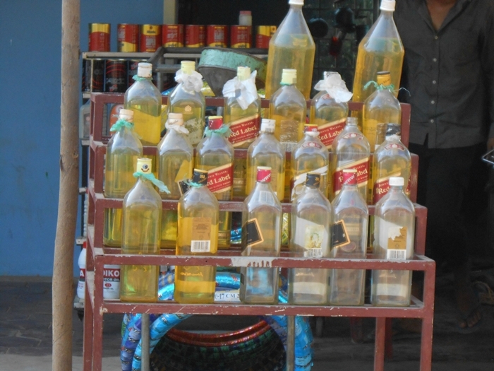 길거리에서 페트병에 판매하고 있는 무허가 석유