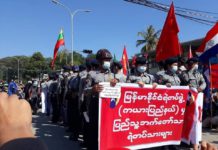 미얀마 경찰, 군부 권력 장악 반대 평화 시위 동참