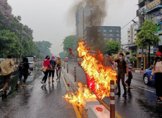 미얀마 시위, 다양한 방법 시도, 잔인해지는 군경찰