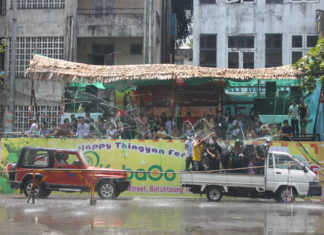미얀마 친주, 띤잔 물축제 무대 강제 건설 띤잔 물축제