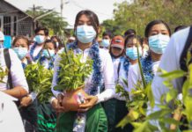 해변 띤잔 물축제 즐기는 이들에 대한 비난