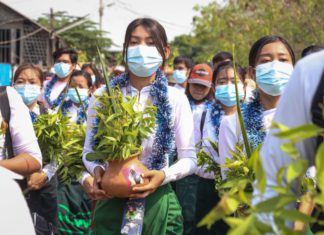 해변 띤잔 물축제 즐기는 이들에 대한 비난