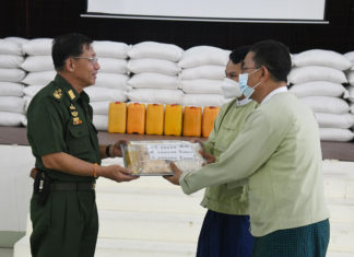 민아웅흘라잉 총사령관, 계엄령 지역에 쌀기부로 이미지 쇄신 노력 민아웅흘라잉