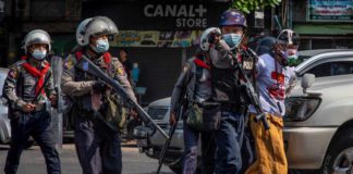 미얀마, 시민 개인정보 보호법 개정안 발표…가택 수색 규정 강화 미얀마 경찰 체포