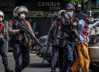 미얀마, 시민 개인정보 보호법 개정안 발표…가택 수색 규정 강화 미얀마 경찰 체포