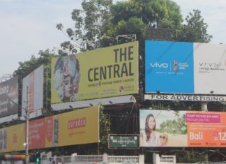 미얀마 군부, 기소된 연예인 광고판 강제 철거