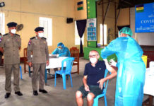 인세인 교도소, 2차 코로나19 예방 접종 실시 인세인 교도소에서 코로나19 접종하는 Sean Turnell