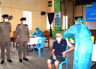 인세인 교도소, 2차 코로나19 예방 접종 실시 인세인 교도소에서 코로나19 접종하는 Sean Turnell