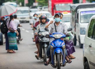 미얀마 일부지역, 오토바이 탑승 남성 발포 경고 미얀마 오토바이
