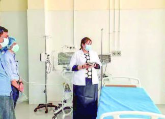 미얀마 보건부, 오미크론 감염증 대비 코로나19 치료센터 시찰중인 미얀마 보건부장관