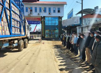 미얀마-중국 국경무역 심각한 급감 Lweje 국경무역 게이트