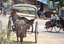미얀마 정전과 유류 가격 급등으로 완전히 바뀐 라이프 스타일 미얀마 외각에 있는 마차 택시