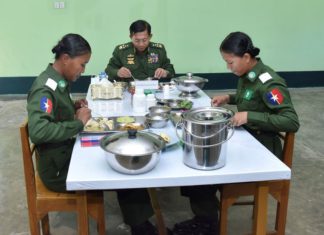 미얀마 국방부 여군과 군인 아내, 인권 침해 심각 미얀마 여군들과 식사를 하고 있는 민아웅흘라잉 총사령관