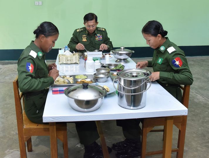 미얀마 여군들과 식사를 하고 있는 민아웅흘라잉 총사령관