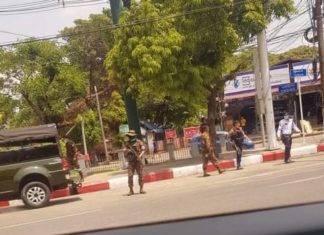 국군의날 반대 시위 및 폭탄 공격 폭탄공격후 수색하는 미얀마 군경찰