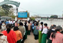 라카인주 대학수능평가 응시생, 지역 학생의 90% 응시 미얀마 대학수능평가 시험장 입장