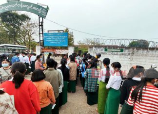 라카인주 대학수능평가 응시생, 지역 학생의 90% 응시 미얀마 대학수능평가 시험장 입장