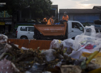 저항단체, Kalay 쓰레기차량 3대 잠시 빌린 것, 민주정권 복귀시 반납 강조 양곤 쓰레기수거차량