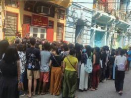 미얀마 유명 야설 구매를 위해 몰려든 사람들