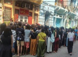 미얀마 유명 야설 판매에 몰려든 청소년 미얀마 유명 야설 구매를 위해 몰려든 사람들