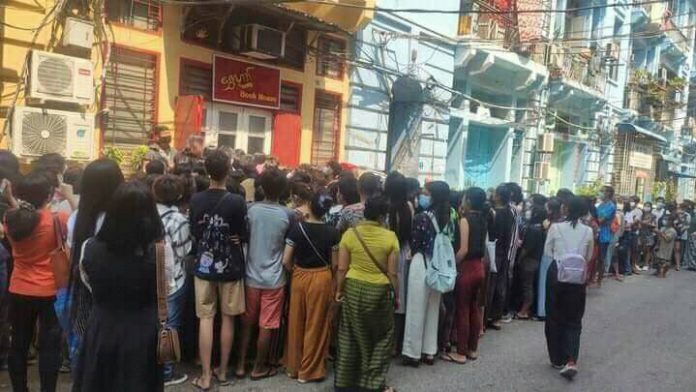 미얀마 유명 야설 구매를 위해 몰려든 사람들