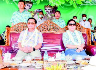 2022년 미얀마 띤잔 물축제, 그들만의 축제 띤잔물축제를 즐기는 민아웅흘라잉 위원장