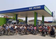 석유 부족 소문으로 미얀마 석유 사재기 소동 주유하기 위해 몰려든 오토바이