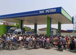 석유 부족 소문으로 미얀마 석유 사재기 소동 주유하기 위해 몰려든 오토바이