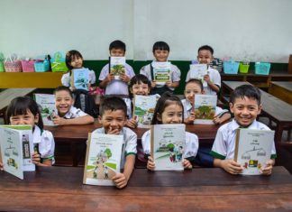 미얀마 국정 교과서 운송중 일부 탈취 방화 미얀마 국정교과서