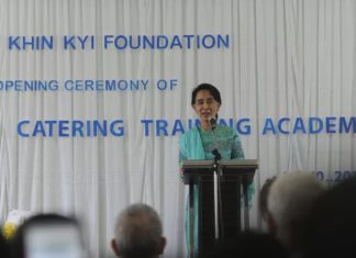 아웅산수지 국가고문 공판, 기업인 뇌물 혐의 증언 Daw Khin Kyi 재단 설립식에 참여한 아웅산수지 국가고문