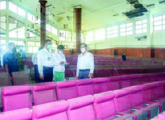 민아웅흘라잉 위원장 양곤 방문 2008년 미얀마 헌법이 제정되었던 Pyindaungsu Hall을 방문한 민아웅흘라잉 위원장