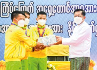 제31회 동남아시아대회 금메달 수상 선수, 차량수입 혜택 제공 동남아시아대회 수상자에게 격려금을 지급하는 민아웅흘라잉 위원장
