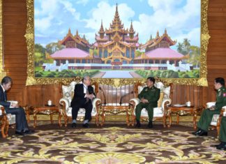 일본-미얀마 협회 회원사 탈퇴 민아웅흘라잉 위원장을 만나고 있는 일본-미얀마 협회장