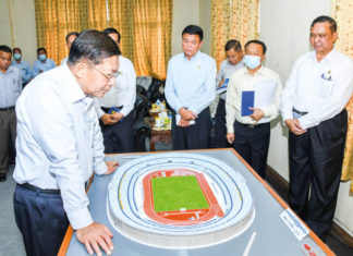 아웅산 경기장 일대 상가 철거 명령 아웅산 경기장 시찰을 하는 민아웅흘라잉 위원장