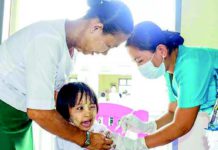 미얀마 의약품 공급 부족, 유아용 백신 부족 백신 접종중인 미얀마 어린이