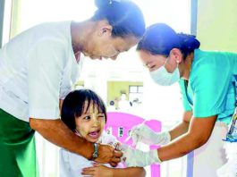 백신 접종중인 미얀마 어린이