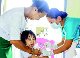 미얀마 의약품 공급 부족, 유아용 백신 부족 백신 접종중인 미얀마 어린이