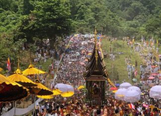 미얀마 승려, 3년 3개월 3일 동굴 수행마치고 나와… 동굴수행을 마치고 나온 승려를 맞이하는 불교도들