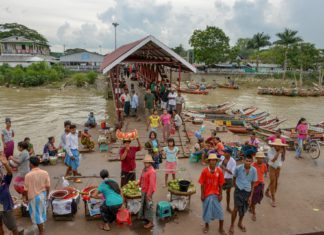 양곤지역 대중교통 요금 2배 인상 양곤-달라 페리 부두