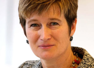 국가관리위원회, 전 영국 대사 Vicky Bowman과 남편 징역 1년형 선고 Vicky Bowman