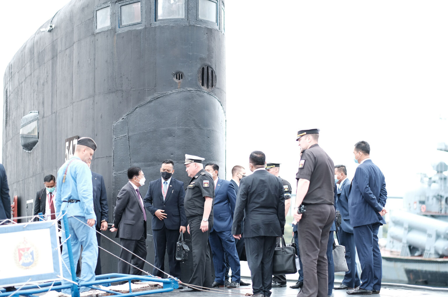 민아웅흘라잉위원장, 러시아 해군 잠수함 정비창 방문