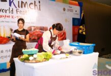 미얀마 K-김치 페스티벌 개최 K-김치 페스티벌 김치 담그기 시연을 하는 미얀마 한인회 구경회 전 부인회 회장