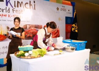 미얀마 K-김치 페스티벌 개최 K-김치 페스티벌 김치 담그기 시연을 하는 미얀마 한인회 구경회 전 부인회 회장