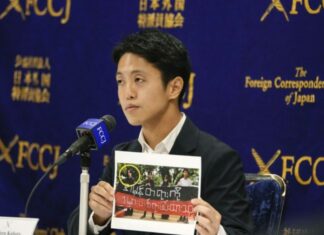 특별사면 추방된 일본인 영화감독, 일본 기자회견 참석 기자회견에서 설명하는 일본인 영화감독