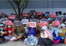 양곤 신발공장 노사분규 선동 노동자 26명 해고 노사분규를 하고 있는 Myanmar Paung Chain 신발 공장 노동자들