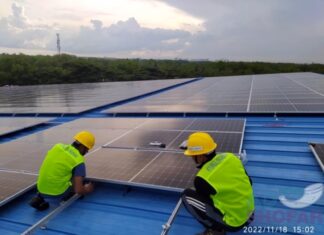 계속 악화되는 미얀마 전력 사정, 태양광으로 해결한다 한국 봉제공장 시공중인 태양광 패널
