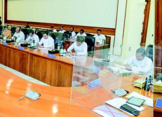 개정된 미얀마 정당 등록법 2023년 1차 국가관리위원회 회의에 참석한 민아웅흘라잉